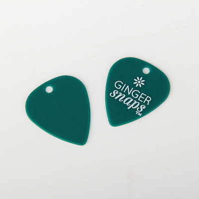 Зеленые небольшие пластиковые крюки подгоняли логотип печатая пластиковый выбор гитары